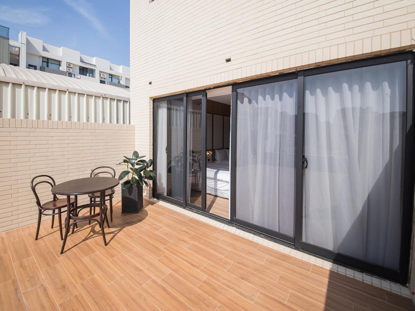 安平‧留饭店酒店 外观 照片 A balcony in a Japanese apartment