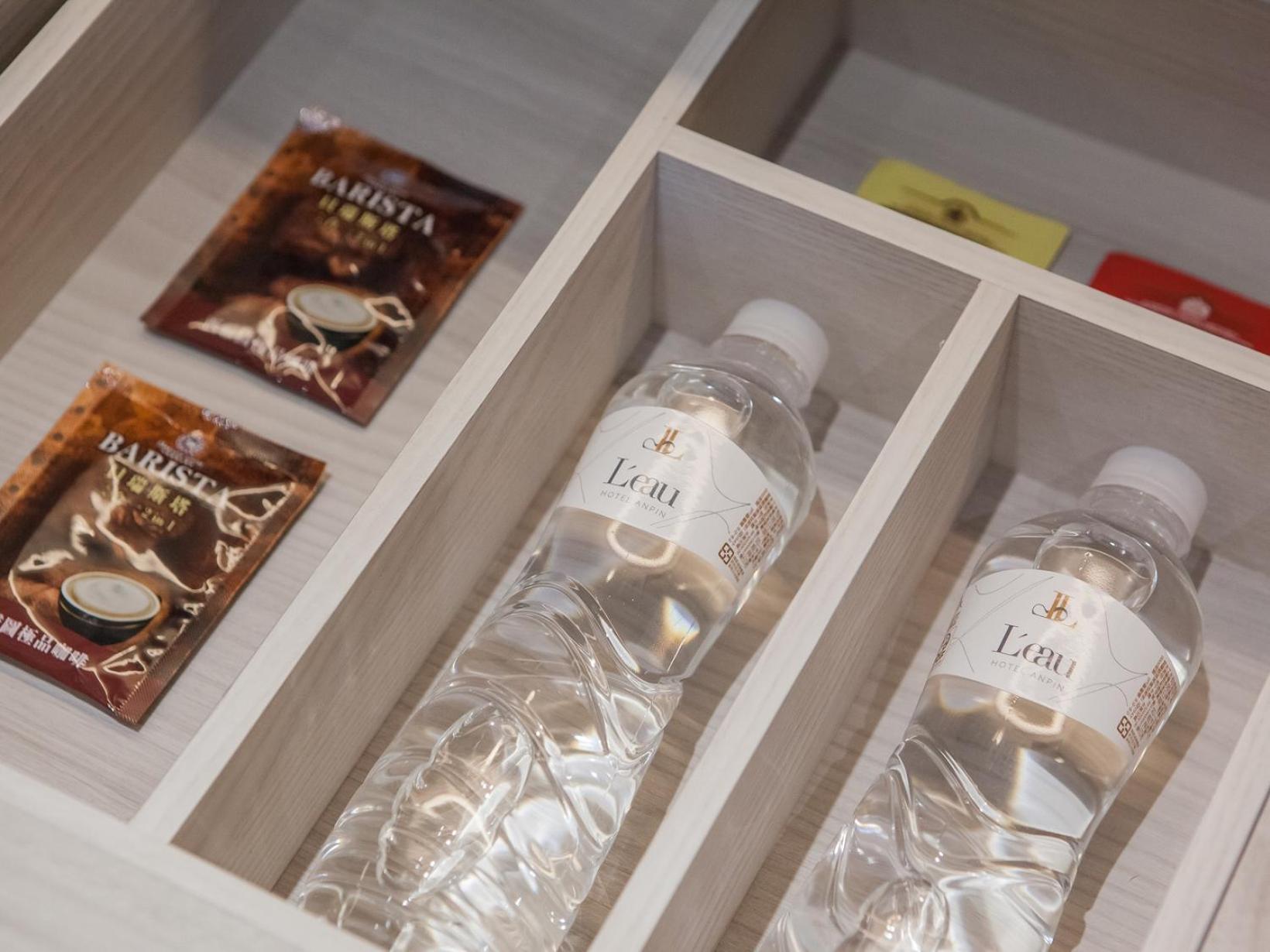 安平‧留饭店酒店 外观 照片 Bottled water in a hotel room